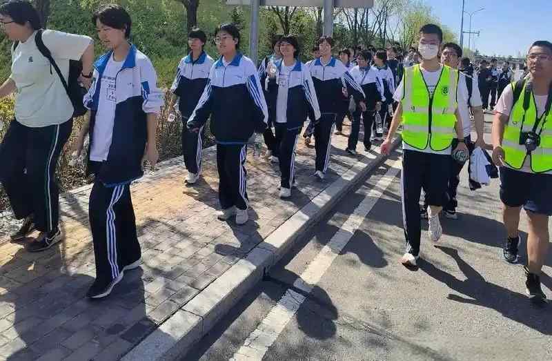  隐匿在校园背后的2026新规：校服强制令升级与维权指南 教育招生